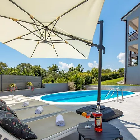 Vila Lux 2 *